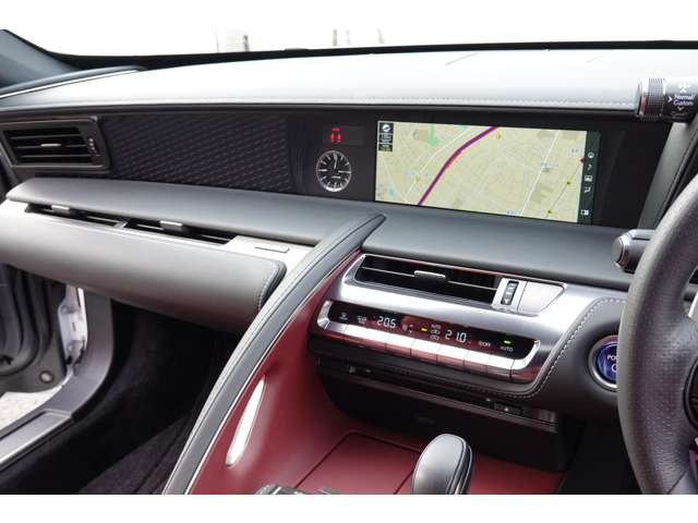 12.3�C���`�^�b�`�p�l���f�B�X�v���C�i�r�ETV�E�u���[�g�D�[�X�EUSB�E�A�b�v���J�[�v���C�B