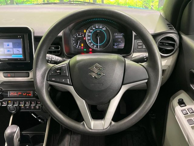 インテリアに合わせたデザインのステアリングは、運転される方のことも考え、運転しやすい形状、大きさです。是非一度、実際に触ってお確かめください。