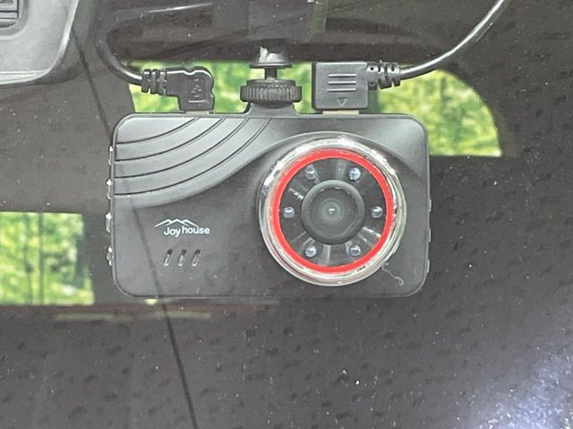 【ドライブレコーダー】安心・安全なカーライフに必須のドライブレコーダーを装備!走行中はもちろん、あおり運転や事故に遭遇した際の状況も映像で記録し、万一のリスクに備えます。