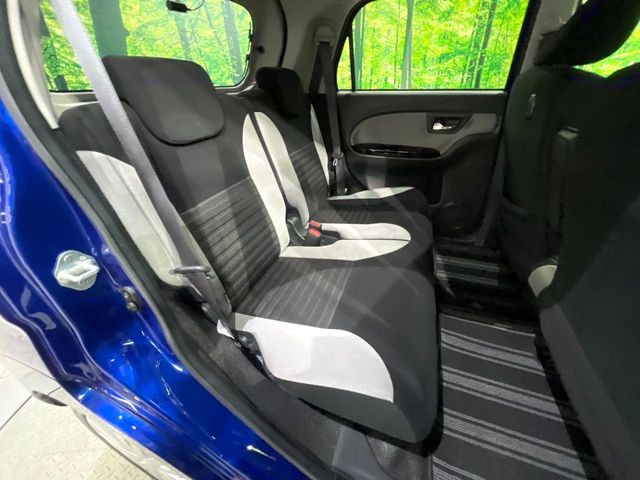 後部座席も気になるようなキズ・汚れやへたり等、大きなダメージはなく、良好な状態です。