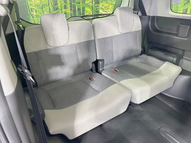 3列目シートはもちろん状態良好☆大人でもゆったりと座って頂けますので、大人数でのお出かけもラクラクです♪ご家族で、気の知れた仲間で、ドライブに行くのが楽しみですね♪