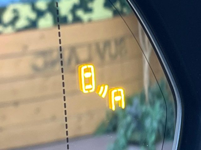 【ブラインドスポットモニター】走行中、ドアミラーの死角になりやすい箇所に後続車が接近するとサイドミラーのレンズに警告を表示!ドライバーに注意喚起をしてくれます。