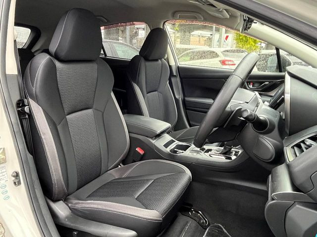 運転席まわりには十分なスペースがあり、大柄な方でもゆったり運転していただける環境です。