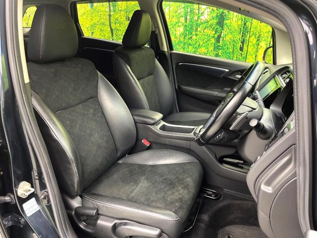 【ハーフレザーシート】高級感と座り心地を両立した人気のシート♪背面・座面のファブリック素材は、通気性の良さや滑りにくさに優れています。気温や服装に左右されず快適にお乗りいただけます。