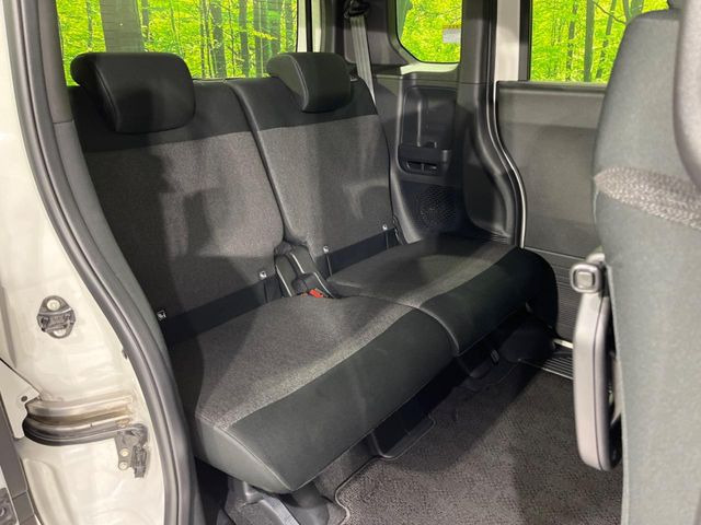 後部座席も気になるようなキズ・汚れやへたり等、大きなダメージはなく、良好な状態です。