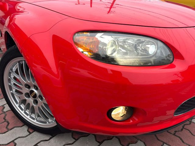 【HIDヘッドライト】非常に明るく前方を照らしてくれるので、悪天候や夜間の走行時も視界良好で安心してお乗りいただけます。