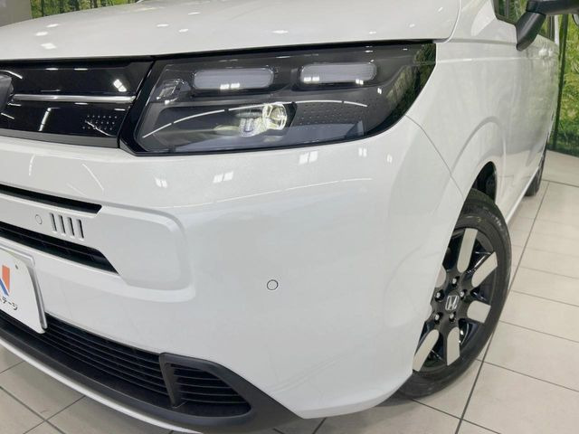 【LEDヘッドライト】悪天候や夜間走行時も良好な視界を確保し安心して運転できる高輝度LEDヘッドライトを装備!点灯速度が早く、消費電力も抑えられています。