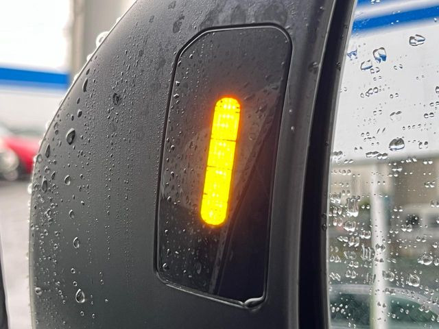 【リヤビークルディティクション】走行中、ドアミラーの死角になりやすい箇所に後続車が接近するとサイドミラー付近に警告を表示、ドライバーに注意喚起と、万一の際はハンドル操作をアシストをします。