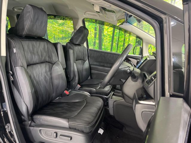 運転席まわりには十分なスペースがあり、大柄な方でもゆったり運転していただける環境です。