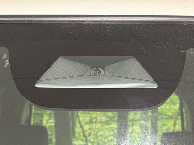 【ホンダセンシング】走行中に前方の車両等を認識し、衝突しそうな時は警報とブレーキで衝突回避と被害軽減をアシスト。より安全にドライブをお楽しみいただけます。