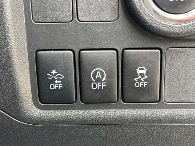 【横滑り防止装置】車両の横滑りを感知すると、自動的に車両の進行方向を保つように車両を制御します。雨の日など滑りやすい路面状況でも安全な運転が可能です。