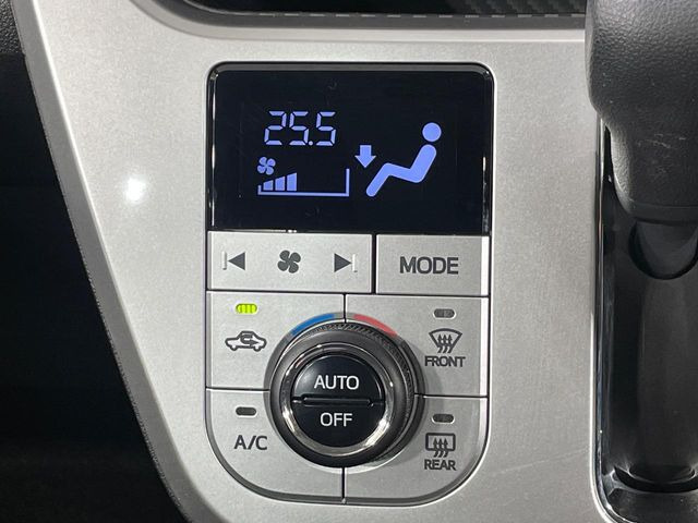 【オートエアコン】一度お好みの温度に設定すれば、車内の温度を検知し風量や温度を自動で調整。暑い…寒い…と何度もスイッチ操作をする必要はありません。快適な車内空間には必須の機能ですね♪