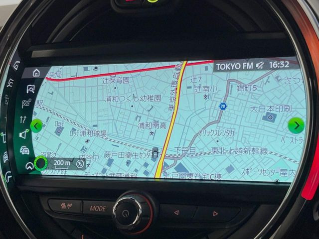 ●純正ナビ:一体感のあるナビは、高級感ある車内を演出してくれます。オーディオ機能も充実しておりますので、運転もより楽しめます♪