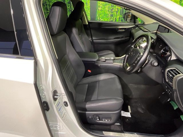 【合皮レザーシート】汚れのふき取りが容易でメンテナンスもが簡単な、機能性に優れる合成皮革を採用した上質なシートです。座り心地もよく、高級感あふれる心地良い車内空間を演出してくれます。