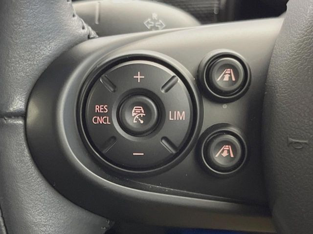 ●レーダークルーズコントロール:前の車との車間距離を一定にとりつつ、一定速度で自動走行してくれる次世代のクルーズコントロール!主に高速道路や自動車専用道路で使用する便利な機能です!
