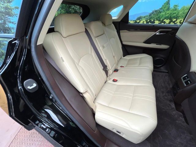 後部座席も気になるようなキズ・汚れやへたり等、大きなダメージはなく、良好な状態です。