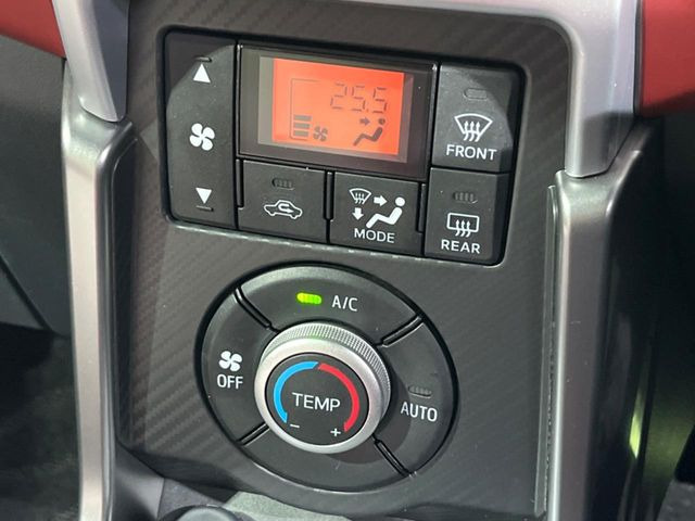 【オートエアコン】一度お好みの温度に設定すれば、車内の温度を検知し風量や温度を自動で調整。暑い…寒い…と何度もスイッチ操作をする必要はありません。快適な車内空間には必須の機能ですね♪