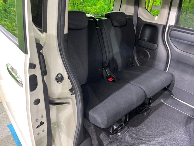 後部座席も気になるようなキズ・汚れやへたり等、大きなダメージはなく、良好な状態です。