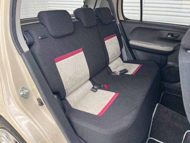 後部座席も気になるようなキズ・汚れやへたり等、大きなダメージはなく、良好な状態です。