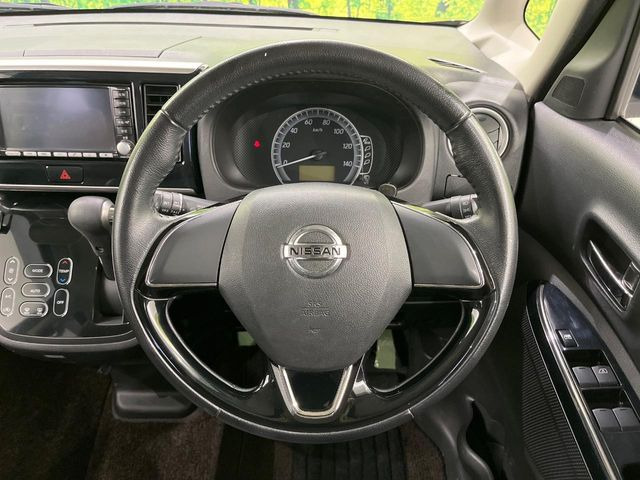 �C���e���A�ɍ��킹���f�U�C���̃X�e�A�����O�́A�^�]�������̂��Ƃ��l���A�^�]���₷���`��A�傫���ł��B�����x�A���ۂɐG���Ă��m���߂��������B