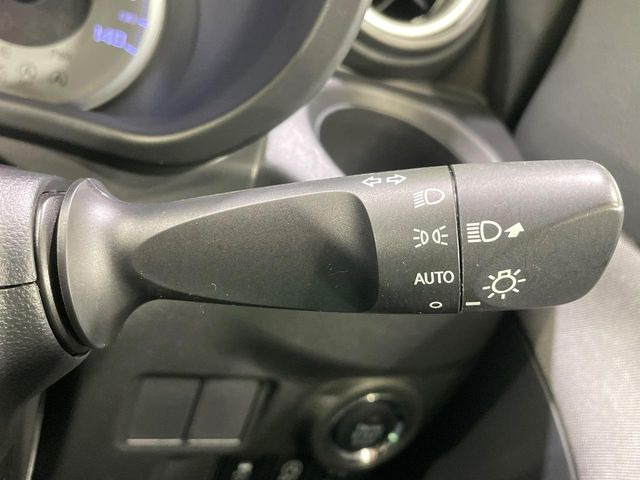 【オートライト】周りの明るさに応じて自動でヘッドライトの点灯・消灯ができる機能です!ライトの付け忘れ・消し忘れなどが無くなり、雨の日や夕方の走行も安心!トンネル通過時も便利ですね♪