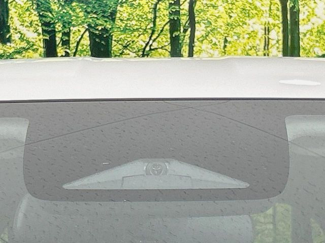 【ホンダセンシング】走行中に前方の車両等を認識し、衝突しそうな時は警報とブレーキで衝突回避と被害軽減をアシスト。より安全にドライブをお楽しみいただけます。