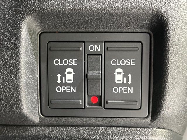 【両側パワースライドドア】スマートキーや運転席のスイッチで後席両側スライドドアの開閉が可能♪電動だから力を入れてドアを開ける必要が無く、小さなお子様でも簡単に開け閉めでき快適です♪