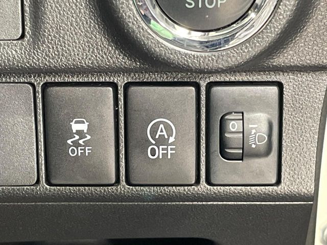 【アイドリングストップ】赤信号や渋滞で停車した際にエンジンを停止し、無駄な燃料の消費を抑えます。燃費向上や環境保護につなげる機能♪エンジンはブレーキを離せば再始動します。