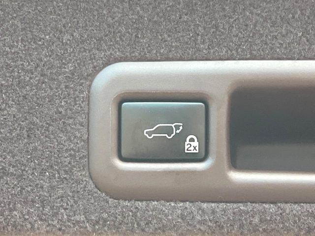 【パワーバックドア】スマートキーや運転席のボタンを押すだけでリアゲートが自動で開閉します!荷物を持っている時や、高い位置にあるバックドアを閉める際に便利な機能です♪