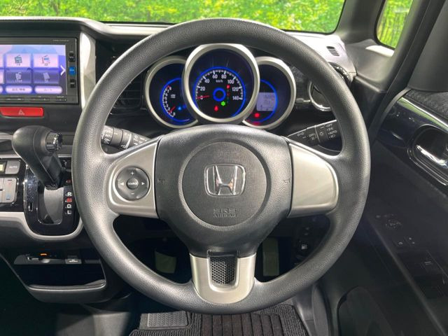 インテリアに合わせたデザインのステアリングは、運転される方のことも考え、運転しやすい形状、大きさです。是非一度、実際に触ってお確かめください。