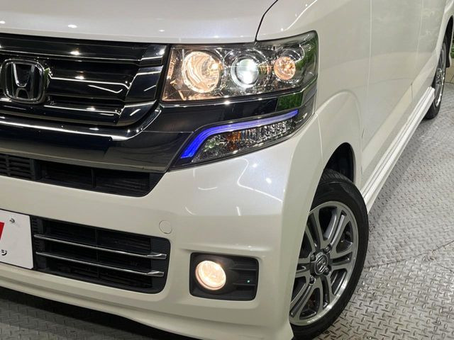 【HIDヘッドライト】非常に明るく前方を照らしてくれるので、悪天候や夜間の走行時も視界良好で安心してお乗りいただけます。