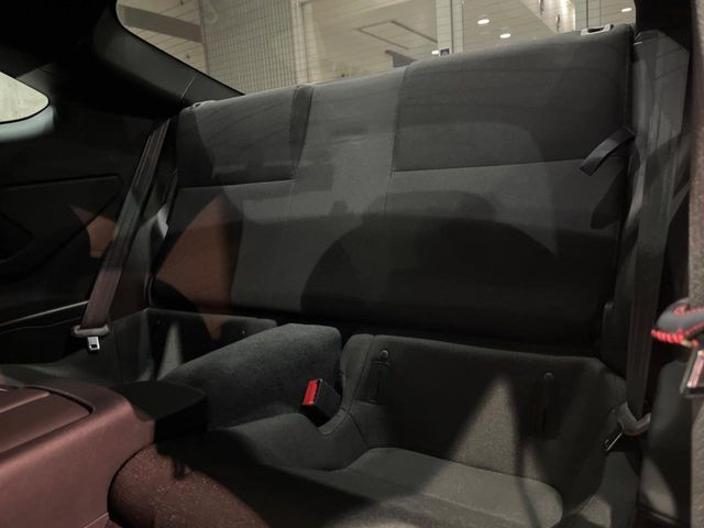 後部座席も気になるようなキズ・汚れやへたり等、大きなダメージはなく、良好な状態です。