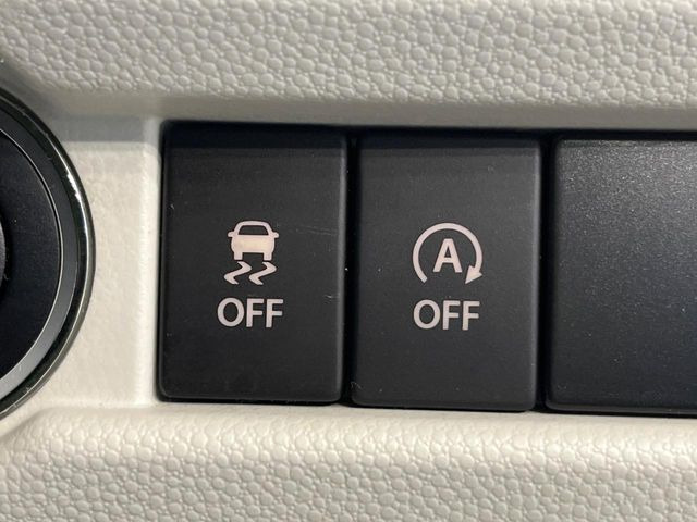 【アイドリングストップ】赤信号や渋滞で停車した際にエンジンを停止し、無駄な燃料の消費を抑えます。燃費向上や環境保護につなげる機能♪エンジンはブレーキを離せば再始動します。