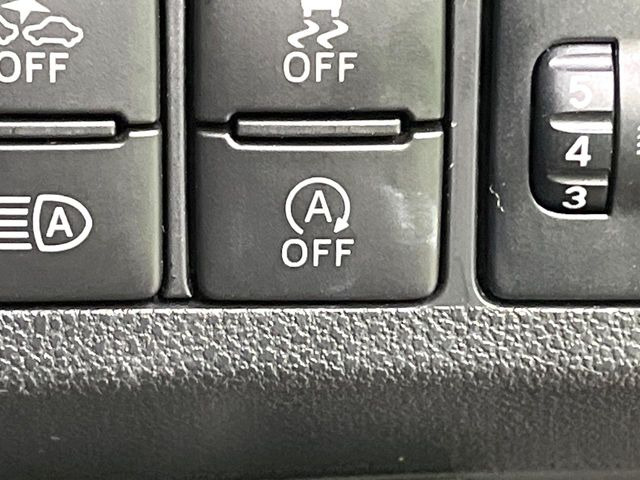 【アイドリングストップ】赤信号や渋滞で停車した際にエンジンを停止し、無駄な燃料の消費を抑えます。燃費向上や環境保護につなげる機能♪エンジンはブレーキを離せば再始動します。