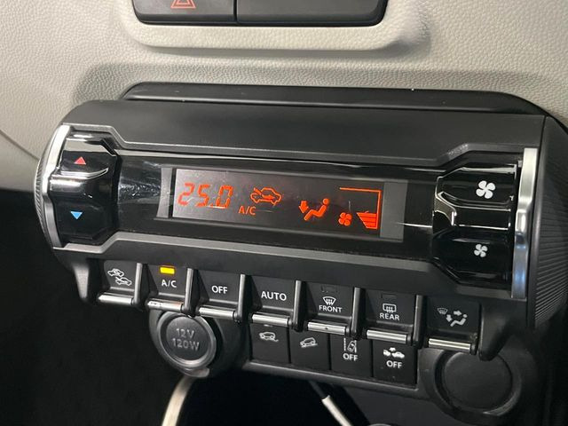 【オートエアコン】一度お好みの温度に設定すれば、車内の温度を検知し風量や温度を自動で調整。暑い…寒い…と何度もスイッチ操作をする必要はありません。快適な車内空間には必須の機能ですね♪