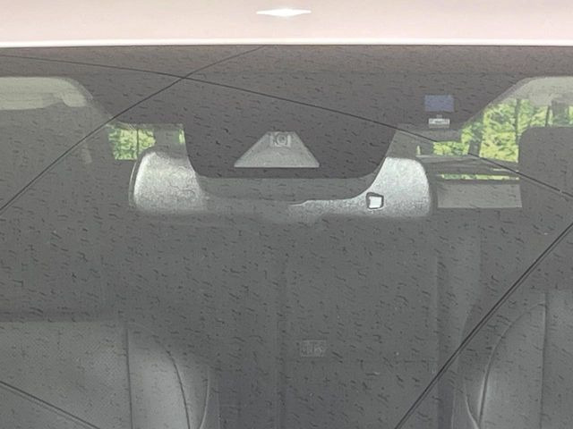 【プリクラッシュセーフティ】前方の車両等を検知し、衝突しそうな時は警報で注意を促し、ブレーキを踏む力をサポート。ブレーキを踏めなかった場合は衝突被害軽減ブレーキが作動、衝突回避をサポートします。