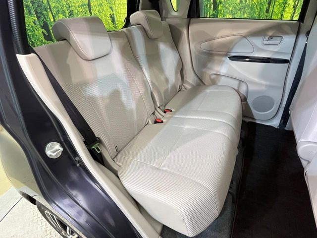 後部座席も気になるようなキズ・汚れやへたり等、大きなダメージはなく、良好な状態です。