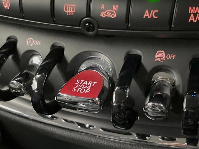 ●コンフォートアクセス(スマートエントリーシステム):キーを所持しているだけで開錠・施錠からエンジンスタートまで操作可能!
