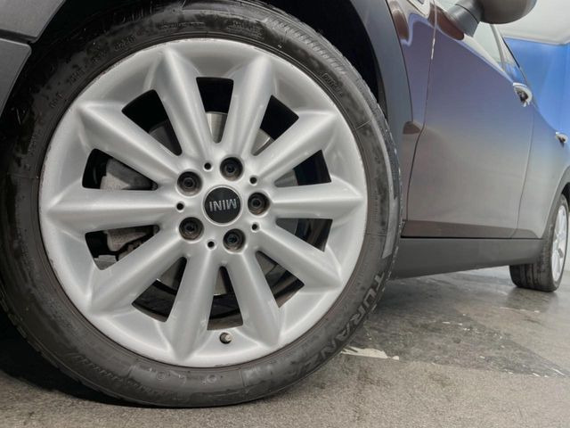 ●純正17インチアルミホイール:輸入車ならではの卓越した走りを支えるホイールと足回りです!日本車の走りに慣れている方にもぜひ体感して頂きたいほど、高いレベルでまとまっています!