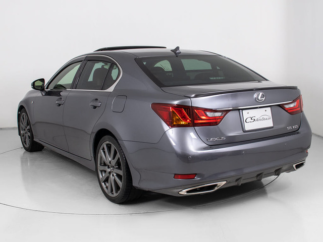 個性的なリアビューで御座います。精悍な佇まいは高級車ならではです。