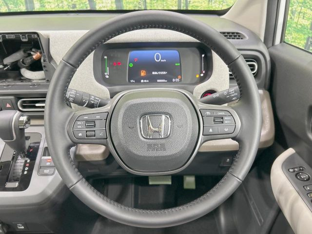 インテリアに合わせたデザインのステアリングは、運転される方のことも考え、運転しやすい形状、大きさです。是非一度、実際に触ってお確かめください。