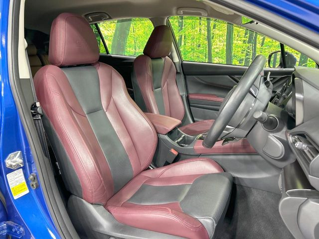 運転席まわりには十分なスペースがあり、大柄な方でもゆったり運転していただける環境です。