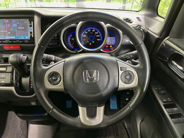 �y�����v�����X�e�A�����O�z�㎿�Ȋv���g�p���邱�ƂŁA��ɂ����������݂ƂĂ��^�]���₷���n���h���ł���