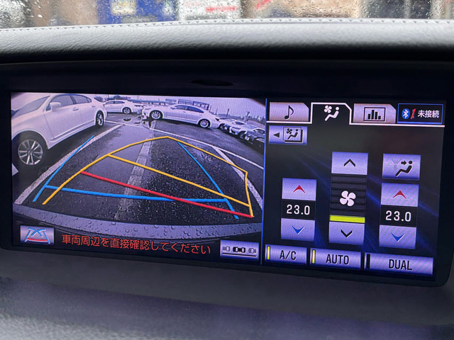 カラーバックカメラが付いています!バックにギアを入れると、後方視界が自動的にマルチ画面に映し出されます!夜も明るく見えますので、すごく便利!!一度使うとカメラ無しには乗りたくない程!