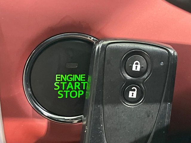 【キーフリーシステム】カバンやポケットに入れたままでもドアの施錠・解錠が可能なスマートキーを装備。エンジンのオン・オフ時もカギを取り出す必要が無いからとっても便利です♪