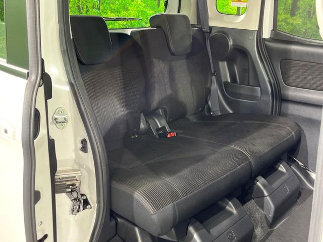 後部座席も気になるようなキズ・汚れやへたり等、大きなダメージはなく、良好な状態です。