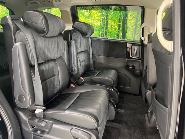 広々とした2列目シートは居住性が高く、居心地も快適!友達や家族とのお出かけにぴったりです。ベビーシートやチャイルドシート使用時も快適にお過ごしいただける十分な空間を確保しています。