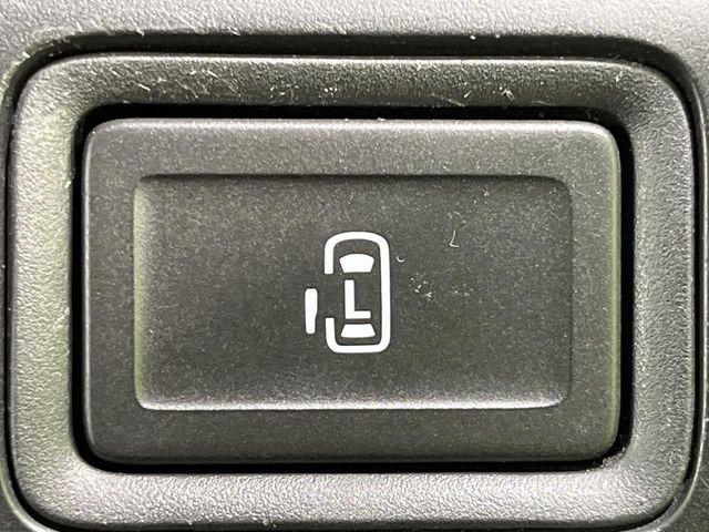 【パワースライドドア】スマートキーや運転席のスイッチでスライドドアの開閉が可能♪電動だから力を入れてドアを開ける必要が無く、小さいお子様でも、重い荷物を持っている時もラクに開け閉めできます♪