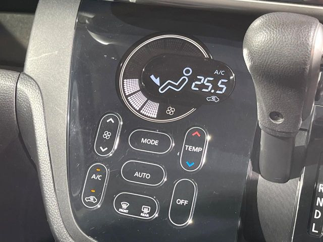 【オートエアコン】一度お好みの温度に設定すれば、車内の温度を検知し風量や温度を自動で調整。暑い…寒い…と何度もスイッチ操作をする必要はありません。快適な車内空間には必須の機能ですね♪