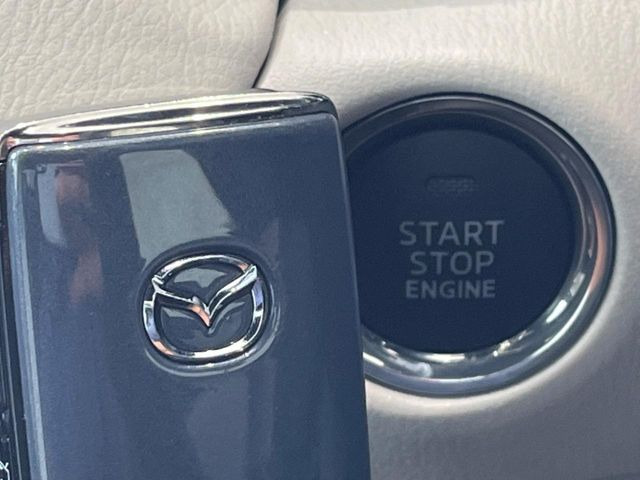 【アドバンストキー】カバンやポケットに入れたままでもドアの施錠・解錠が可能なスマートキーを装備。エンジンのオン・オフ時もカギを取り出す必要が無いからとっても便利です♪